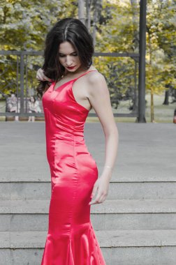 Kırmızı elbiseli güzel kadın.