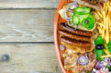 Karışık ızgara etler bir plaka üzerinde