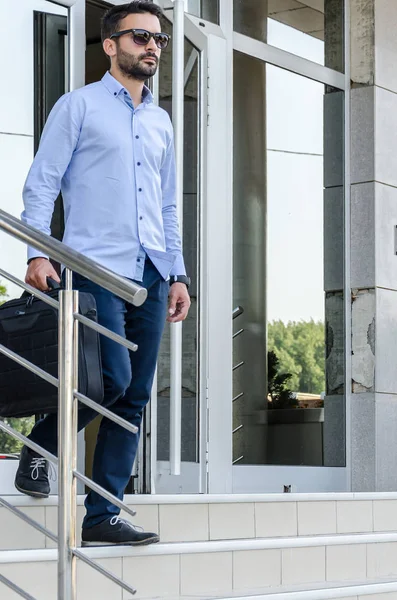 Genç işadamı bina girer 