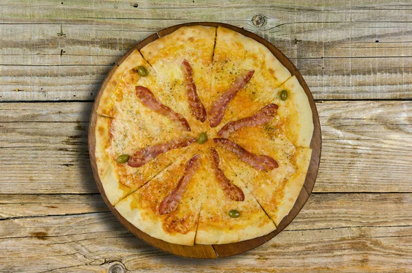Pizza saborosa com presunto e azeitonas — Fotografia de Stock