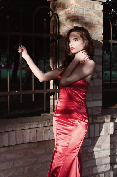 Готична жінка в червоній сукні — стокове фото