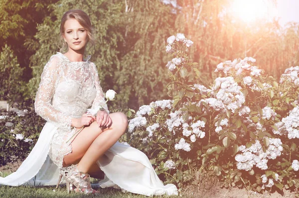 Mulher bonita em vestido branco — Fotografia de Stock