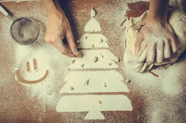 Ręce co ciasteczka świąteczne — Zdjęcie stockowe