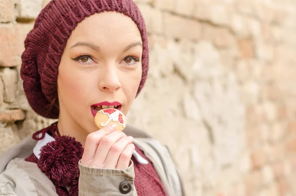 Donna che mangia un biscotto — Foto Stock