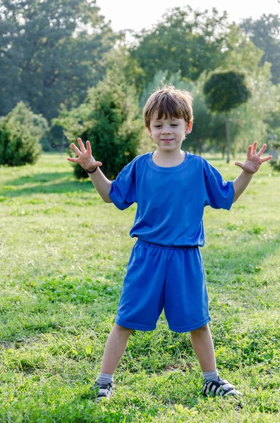 공 방어 하기 위해 준비 하는 아이 — 스톡 사진