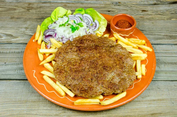 Гамбургер с луком и картошкой фри — стоковое фото
