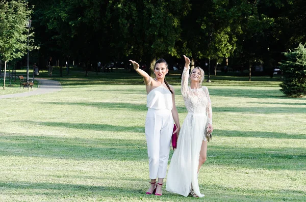 Femei tinere în rochii frumoase în parc — Fotografie, imagine de stoc