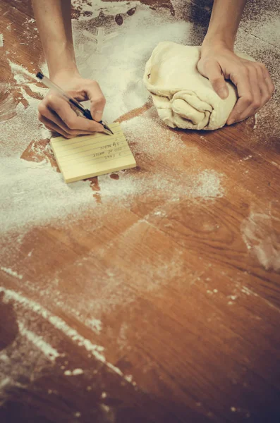 El pizza için bir reçete yazıyor