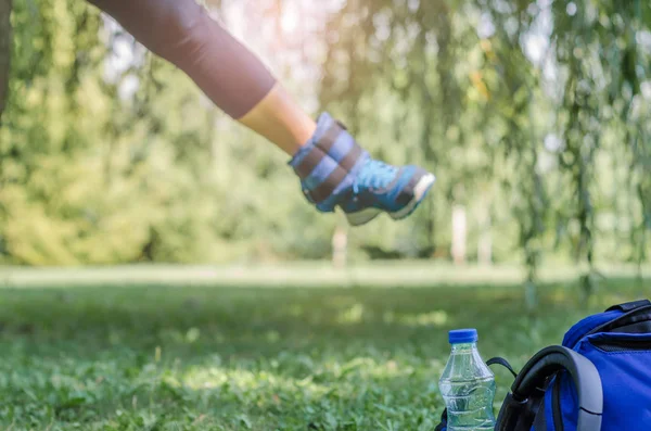 Menina Exercício Com Pesos Tornozelo Para Fortalecer Pernas — Fotografia de Stock