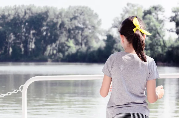 Dziewczynę stojącą samotnie na łodzi — Zdjęcie stockowe