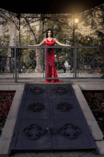 Красива жінка в червоній сукні — стокове фото