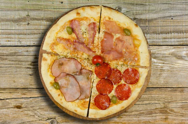 Pizza čtyři roční období s různými přílohami — Stock fotografie