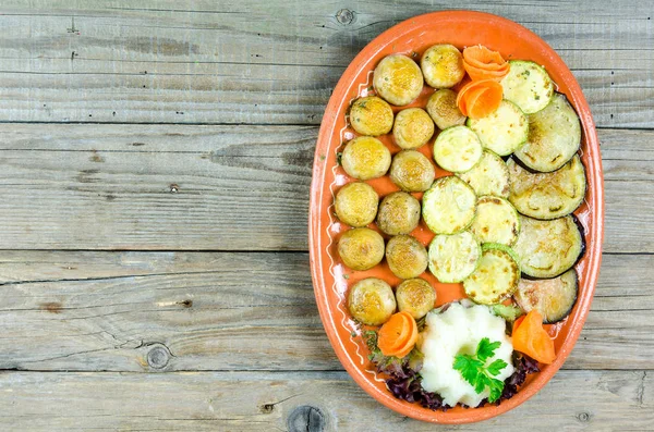 Гриль овощи на глиняной тарелке — стоковое фото