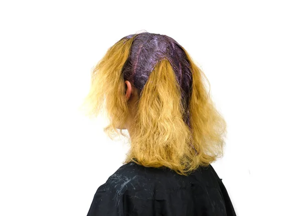 美容院染黄头发女性特写 — 图库照片
