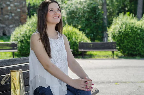 Kız Altın Bir Çanta Bir Parkta Bankta Oturan Genç — Stok fotoğraf