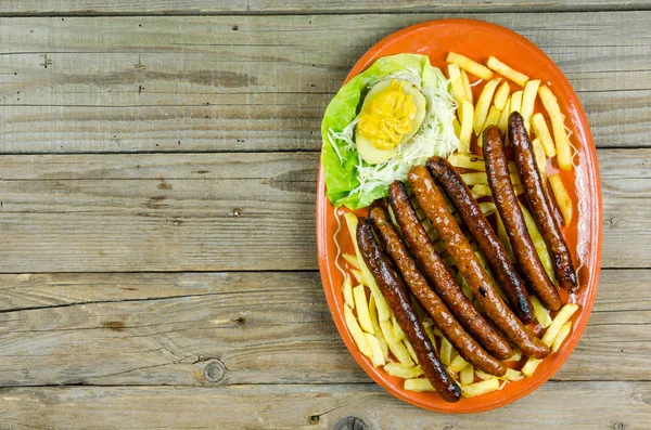 Frites, saucisses et légumes — Photo