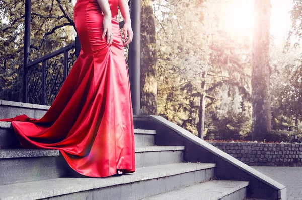 Вечірній бал у червоній сукні — стокове фото