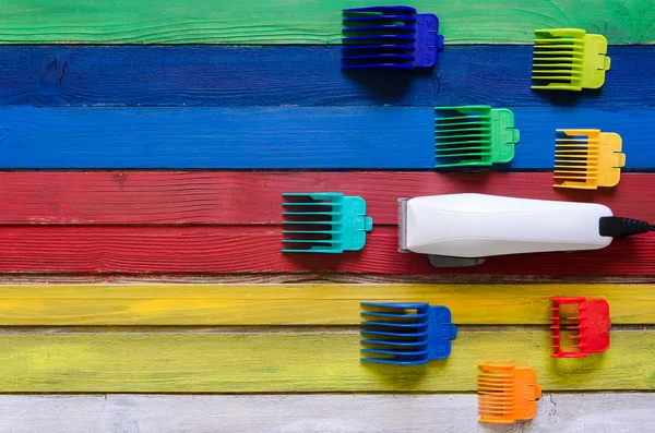 Ferramenta de cabeleireiro em um fundo colorido — Fotografia de Stock