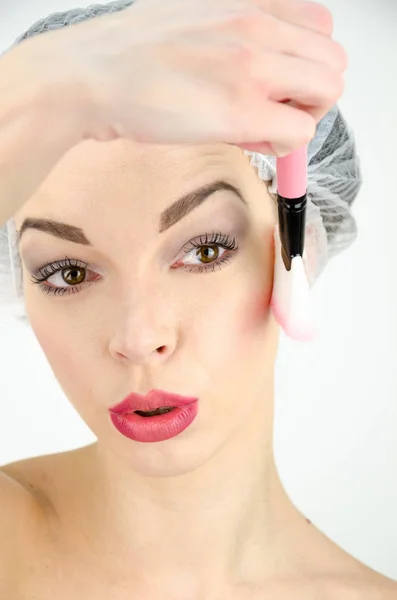 Beautiful girl doing face makeup — Stock Photo, Image