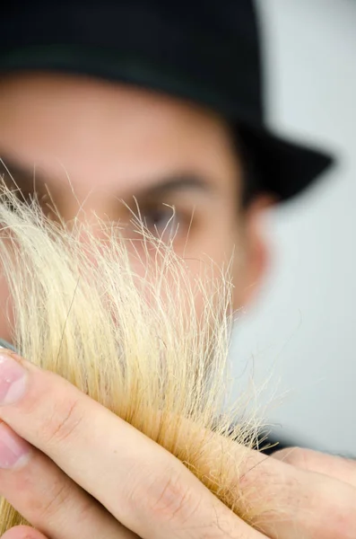 黒い帽子で若い美容師がサロンでブロンドの髪をカット — ストック写真
