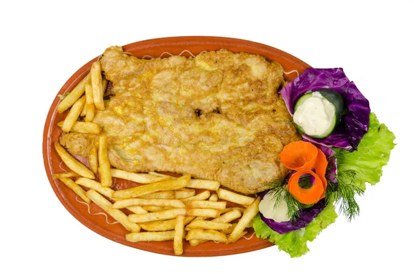 Віденський шніцель з салатом і Французька картопля — стокове фото