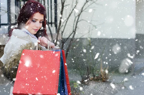 Alışveriş çantalı kız.