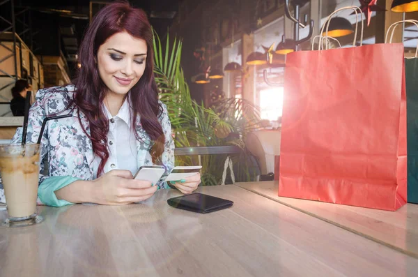 Masada oturan ve online alışveriş kız — Stok fotoğraf
