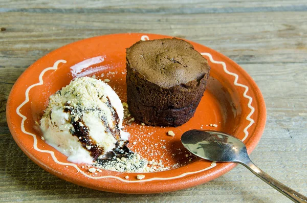 Bolinho de chocolate com sorvete — Fotografia de Stock