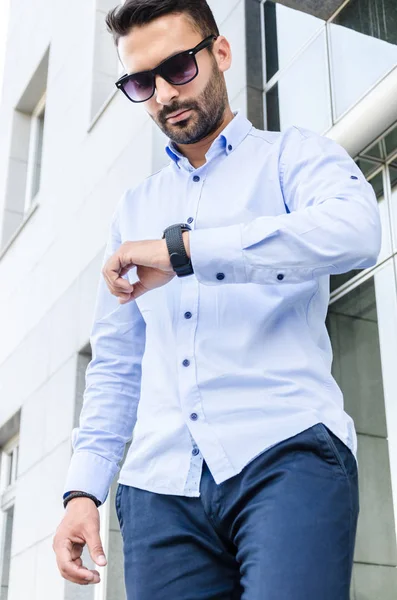 Giovane uomo d'affari guardando il suo orologio — Foto Stock