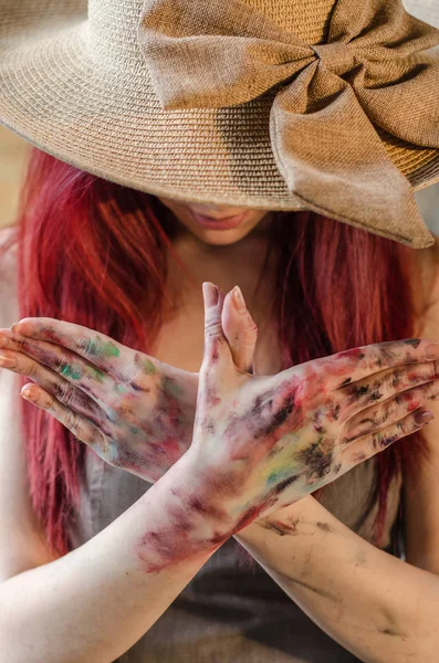 Meisje kunstenaar weergegeven: vuile handen — Stockfoto