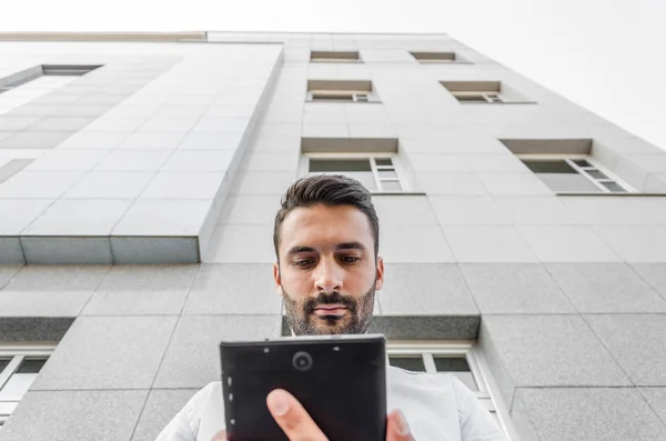 Бизнесмен Использует Цифровой Планшет Перед Большим Офисным Зданием — стоковое фото