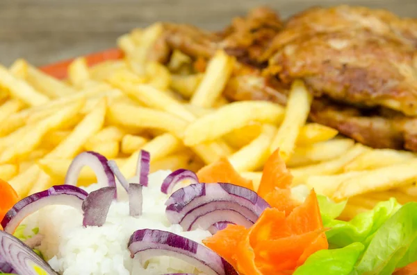 Картошка фри, мясо и овощи — стоковое фото