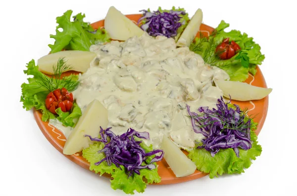 Курица и грибы с салатом и картошкой — стоковое фото