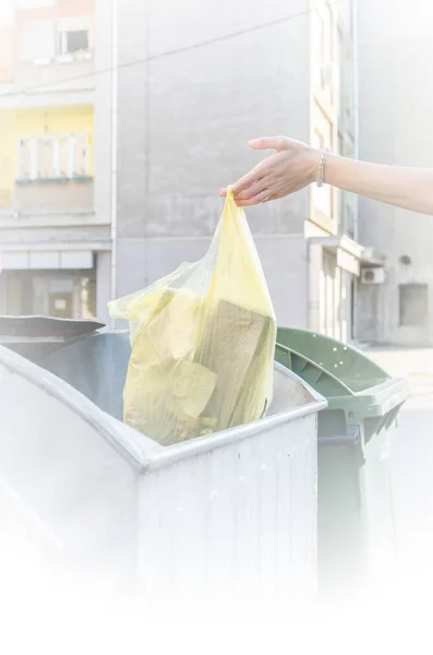 Mão jogando saco de plástico com lixo — Fotografia de Stock