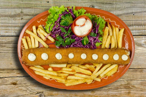 Караджординский стейк с салатом и картошкой фри — стоковое фото