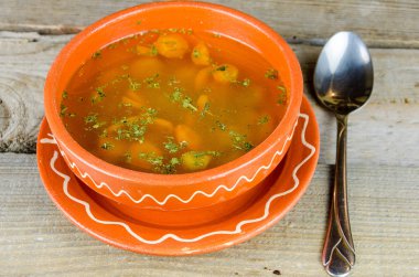 Bir tabloda bir kil tabak çorba