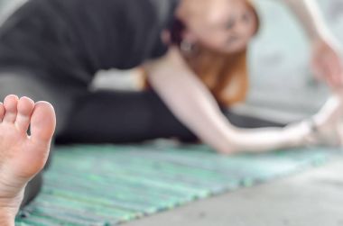 Kızıl saçlı kız egzersiz yoga 