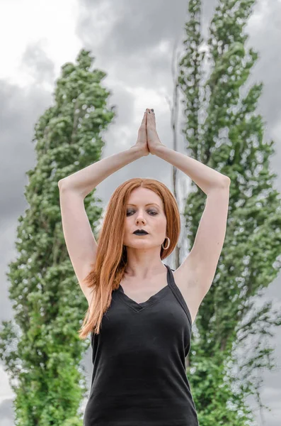 Pelirroja chica ejercicio yoga —  Fotos de Stock