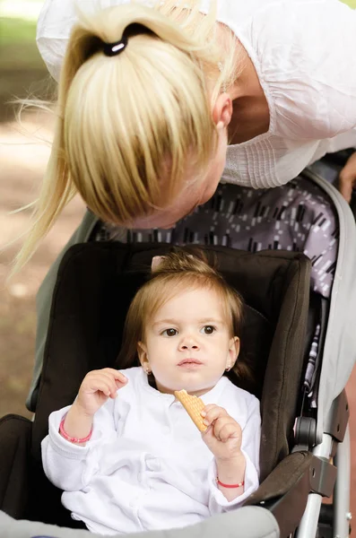 Mamma hand tar om barnet — Stockfoto