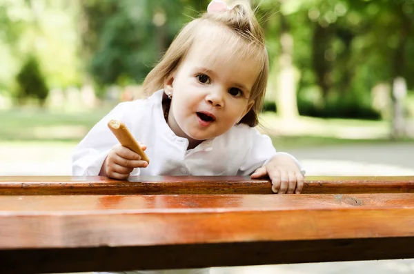 Bebé comiendo galletas —  Fotos de Stock