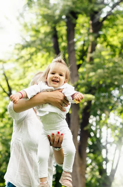 Mor kastar baby i luften — Stockfoto