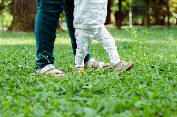 Madre aprendiendo bebé a caminar —  Fotos de Stock