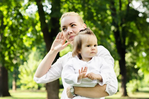 Mamma med sin bebis på park — Stockfoto