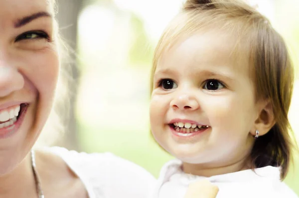 Positiv mor och tvååriga dotter — Stockfoto