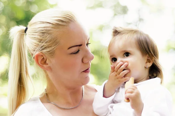 Positiv mor och tvååriga dotter — Stockfoto