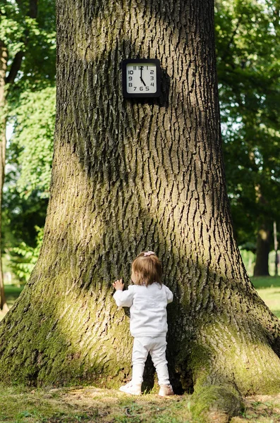 Roztomilé dítě v parku — Stock fotografie