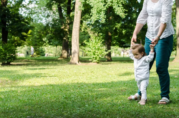 Madre aprendiendo bebé a caminar — Foto de Stock