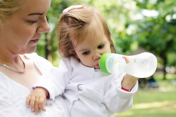 Baby пийте воду — стокове фото