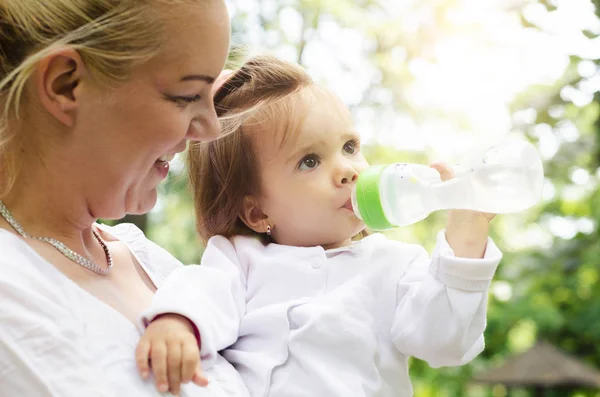 Dítě pít vodu — Stock fotografie