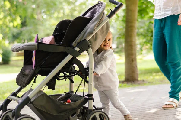 Baby skjuter barnvagn — Stockfoto